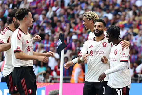 صلاح يهدر وتألق الصفقات.. لقطات من مباراة ليفربول وكريستال بالاس بكأس الدرع الخيرية (صور)